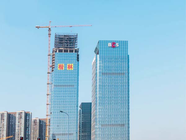 大型楼体发光字厂家用什么材料好？